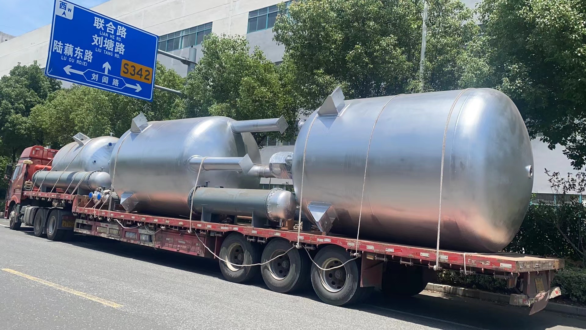 三臺不銹鋼反應釜，六臺列管冷凝器發(fā)往江西